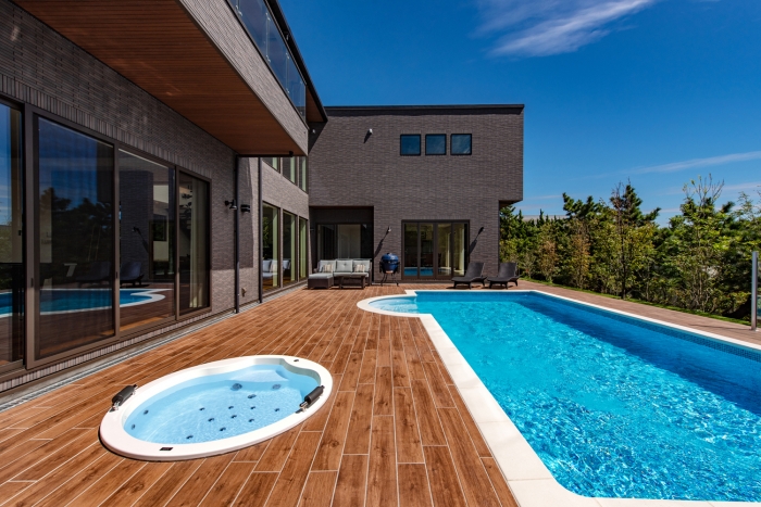 円形大型高級ジャグジーバス納入事例 屋外プール 別荘 豪邸お風呂 プールサイドで過ごす特別な休日をアルティスバスと共に ギャラリー お洒落 でラグジュアリーなバスタブ 浴槽を演出