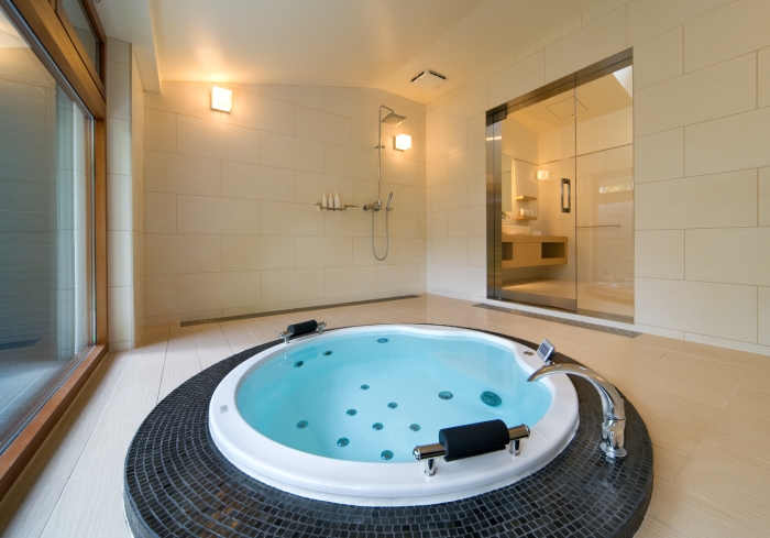 円形大型浴槽 高級ジャグジーバス ガラス張り お風呂 豪邸 豪華 別荘 和の佇まい 日本庭園を望む贅の極み ギャラリー お洒落でラグジュアリーなバスタブ 浴槽を演出