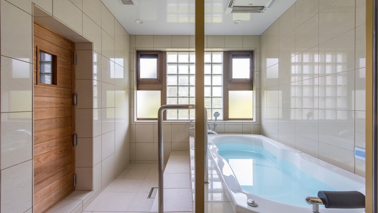 経年美化を見据えた、伝統的なデザインに合わせ、ゴールドカラーで統一されたこだわりのお風呂。