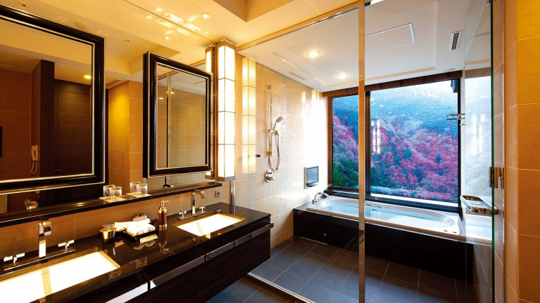 雄大な山々を望むリゾートホテルの最上階フロアを独占するスイートグレードの客室。ハイクラスのやすらぎに包まれる≫